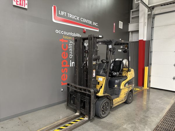 CAT 5,000 LBS. CAPACITY CUSHION TIRED FORKLIFT - Image 3