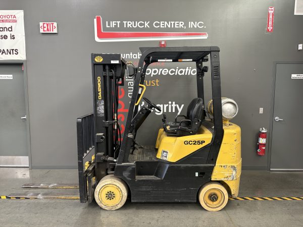 DAEWOO 5,000 LBS. CAPACITY CUSHION TIRED FORKLIFT