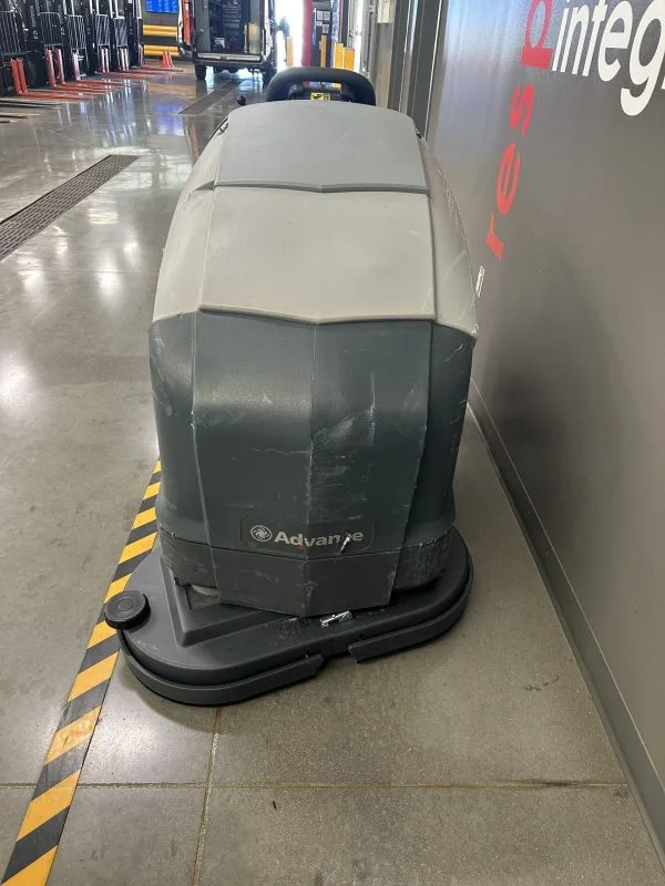 ADVANCE ELECTRIC SCRUBBER - Image 2