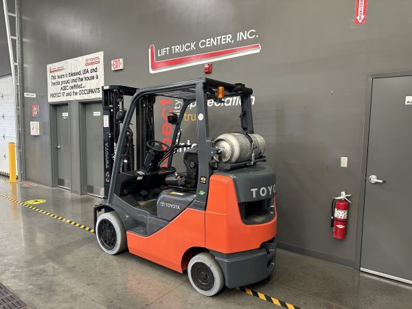 TOYOTA 5,000 LBS. CAPACITY CUSHION TIRED FORKLIFT - Image 4