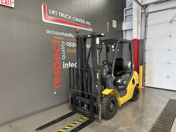 KOMATSU 5,000 LBS. CAPACITY PNEUMATIC TIRED FORKLIFT - Image 3