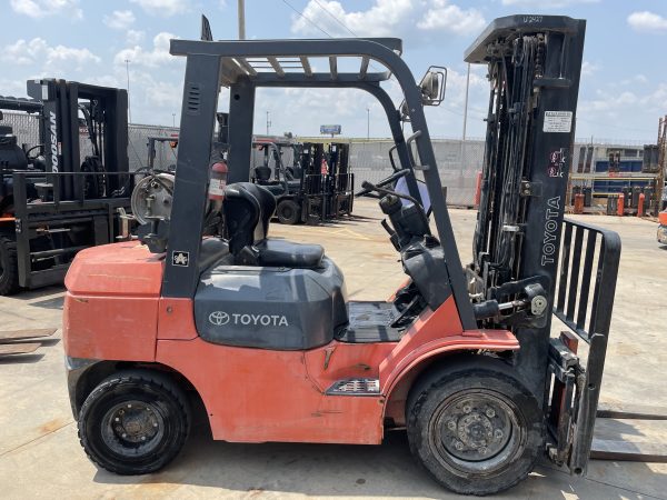 TOYOTA 6,000 LBS. CAPACITY PNEUMATIC TIRED FORKLIFT - Image 4
