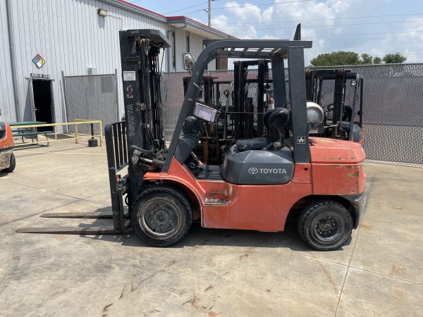 TOYOTA 6,000 LBS. CAPACITY PNEUMATIC TIRED FORKLIFT