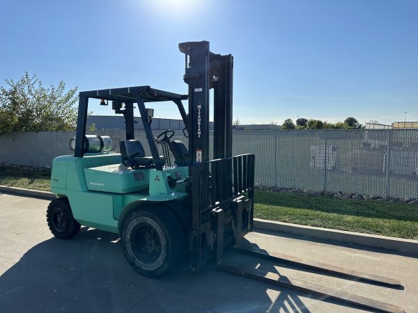 MITSUBISHI 8,000 LBS. CAPACITY PNEUMATIC TIRED FORKLIFT - Image 4