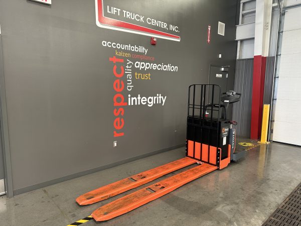 TOYOTA 6,000 LBS. CAPACITY END RIDER FORKLIFT - Image 3