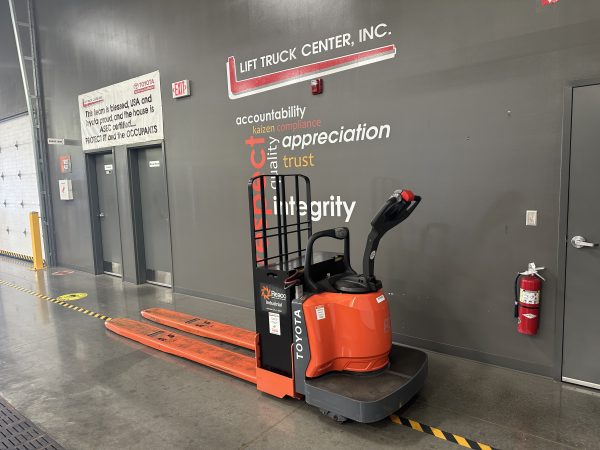 TOYOTA 6,000 LBS. CAPACITY END RIDER FORKLIFT - Image 4