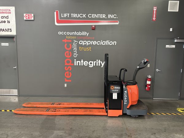 TOYOTA 6,000 LBS. CAPACITY END RIDER FORKLIFT