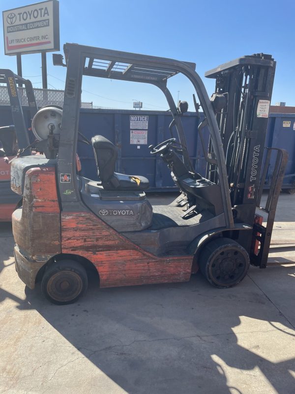 TOYOTA 5,000 LBS. CAPACITY CUSHION TIRED FORKLIFT