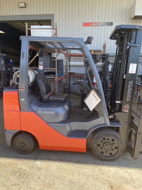 TOYOTA 6,000 LBS. CAPACITY CUSHION TIRED FORKLIFT