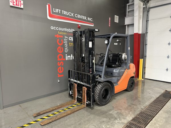 TOYOTA 5,000 LBS. CAPACITY PNEUMATIC TIRED FORKLIFT - Image 4