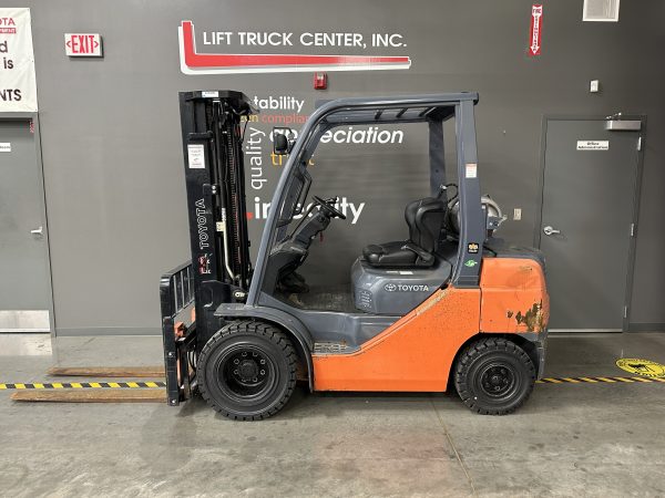 TOYOTA 5,000 LBS. CAPACITY PNEUMATIC TIRED FORKLIFT