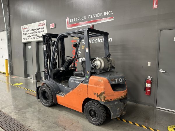 TOYOTA 5,000 LBS. CAPACITY PNEUMATIC TIRED FORKLIFT - Image 2