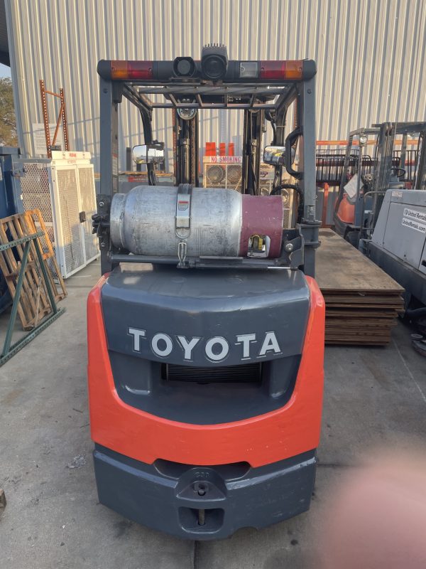 TOYOTA 6,000 LBS. CAPACITY CUSHION TIRED FORKLIFT - Image 3