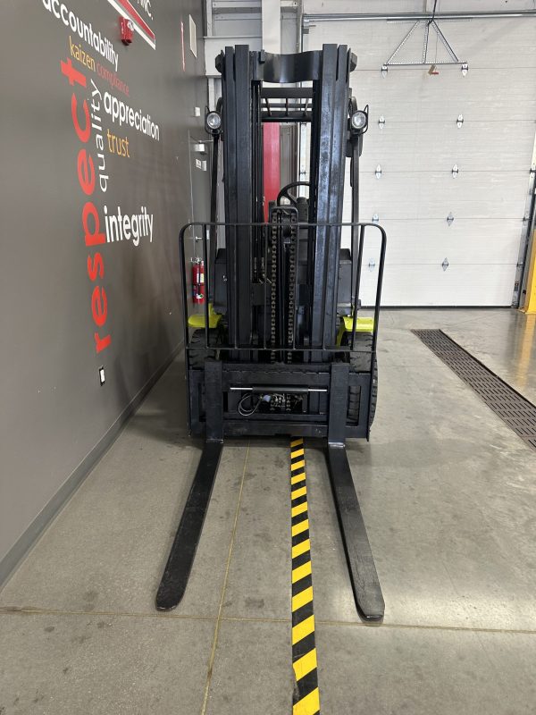 CLARK 5,000 LBS. CAPACITY PNEUMATIC TIRED FORKLIFT - Image 4