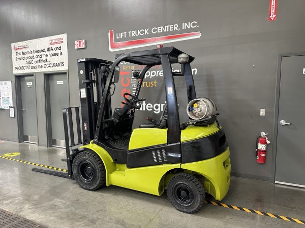 CLARK 5,000 LBS. CAPACITY PNEUMATIC TIRED FORKLIFT - Image 2