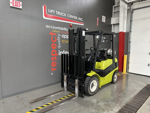 CLARK 5,000 LBS. CAPACITY PNEUMATIC TIRED FORKLIFT - Image 3