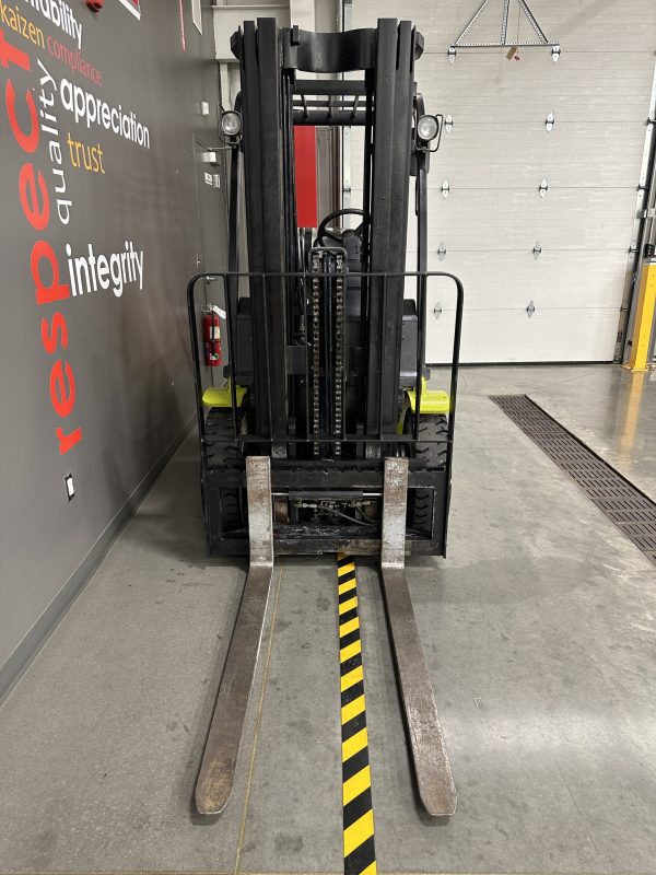 CLARK 5,000 LBS. CAPACITY PNEUMATIC TIRED FORKLIFT - Image 4