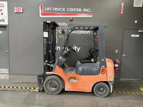 TOYOTA 3,500 LBS. CAPACITY PNEUMATIC TIRED FORKLIFT
