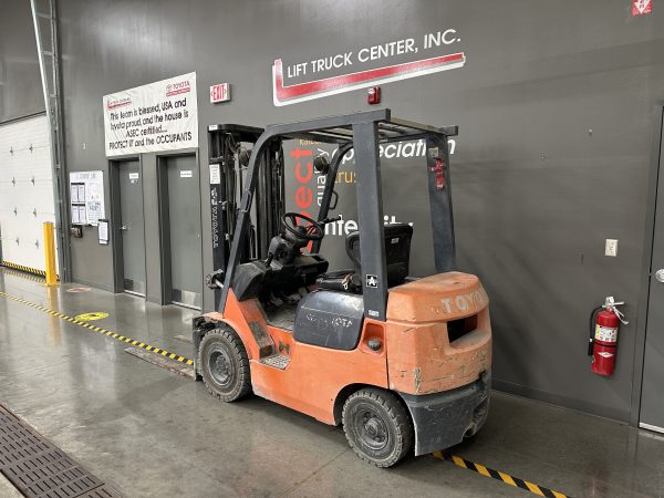 TOYOTA 3,500 LBS. CAPACITY PNEUMATIC TIRED FORKLIFT - Image 3