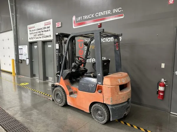 TOYOTA 3,500 LBS. CAPACITY PNEUMATIC TIRED FORKLIFT - Image 3