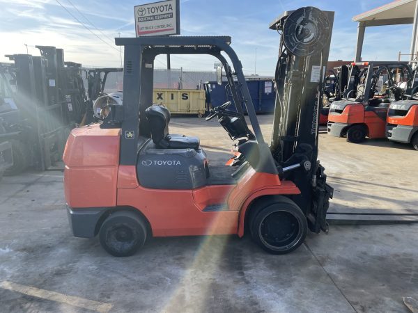 TOYOTA 10,000 LBS. CAPACITY CUSHION TIRED FORKLIFT - Image 2