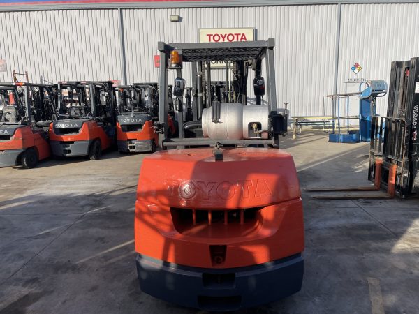 TOYOTA 10,000 LBS. CAPACITY CUSHION TIRED FORKLIFT - Image 3