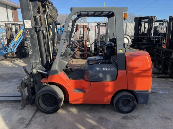 TOYOTA 10,000 LBS. CAPACITY CUSHION TIRED FORKLIFT
