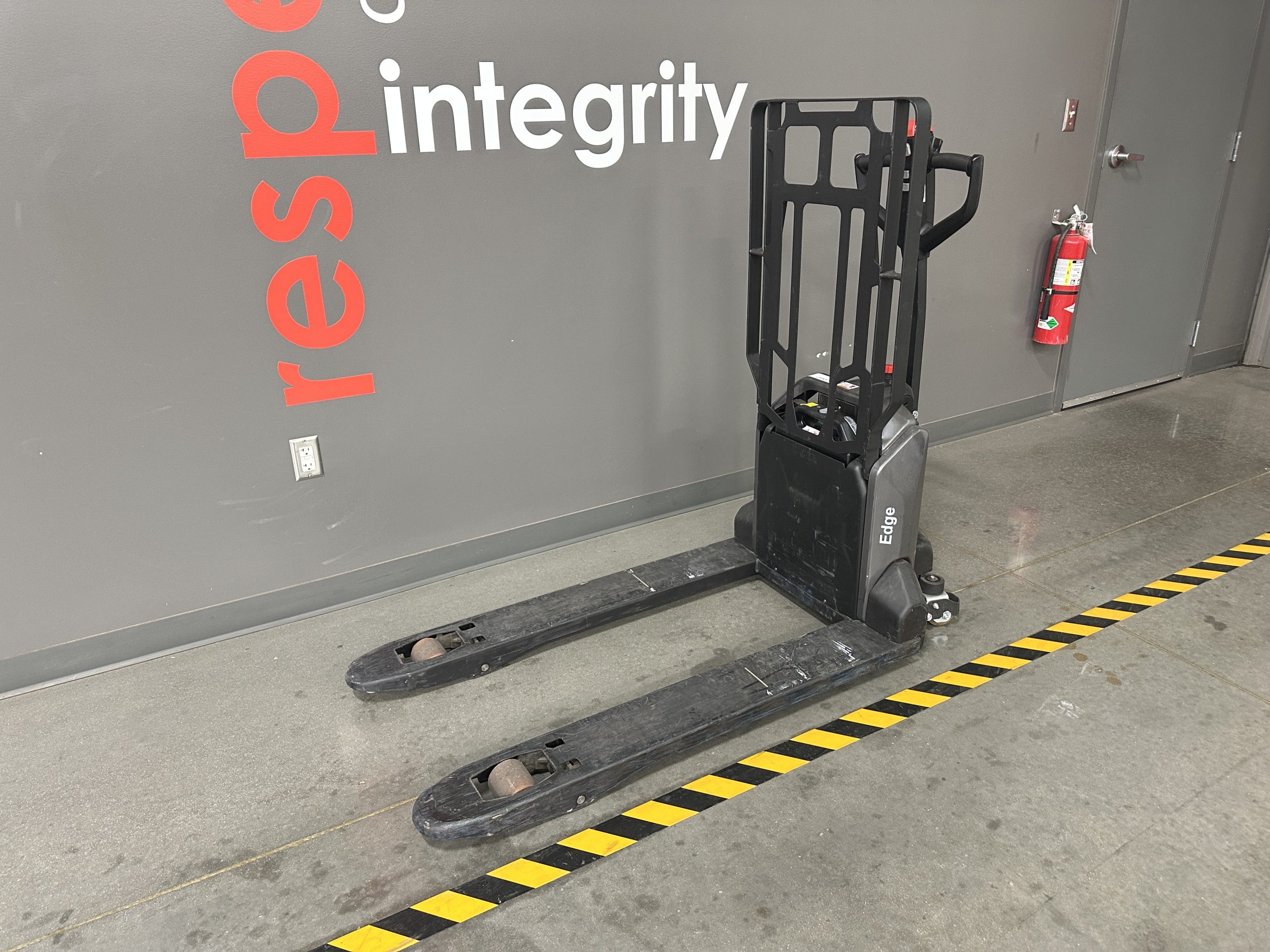 RAYMOND 3,300 LBS. CAPACITY ELECTRIC PALLET JACK 3 RAYMOND 3,300 LBS. CAPACITY ELECTRIC PALLET JACK - Image 3