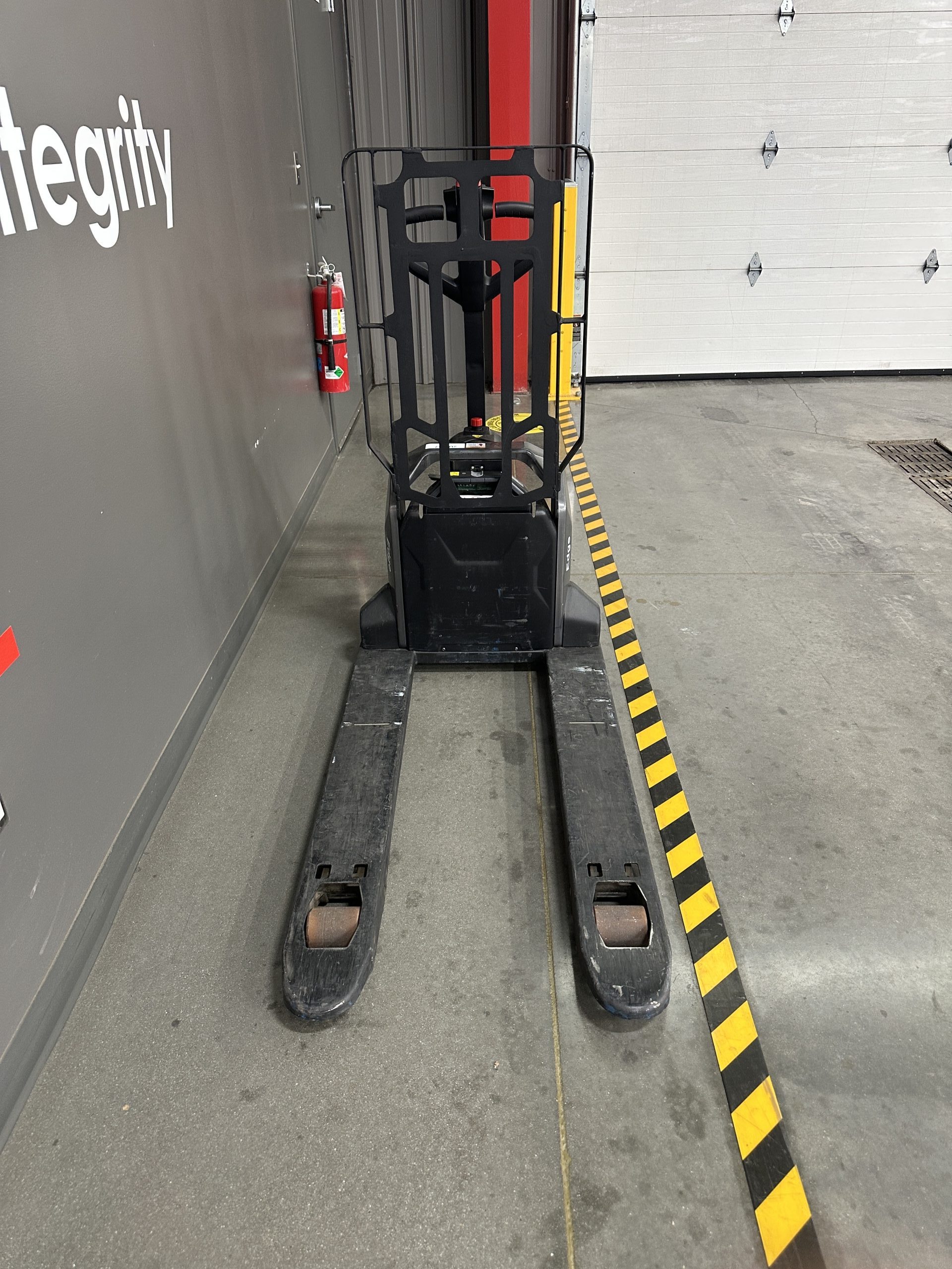 RAYMOND 3,300 LBS. CAPACITY ELECTRIC PALLET JACK 2 RAYMOND 3,300 LBS. CAPACITY ELECTRIC PALLET JACK - Image 2