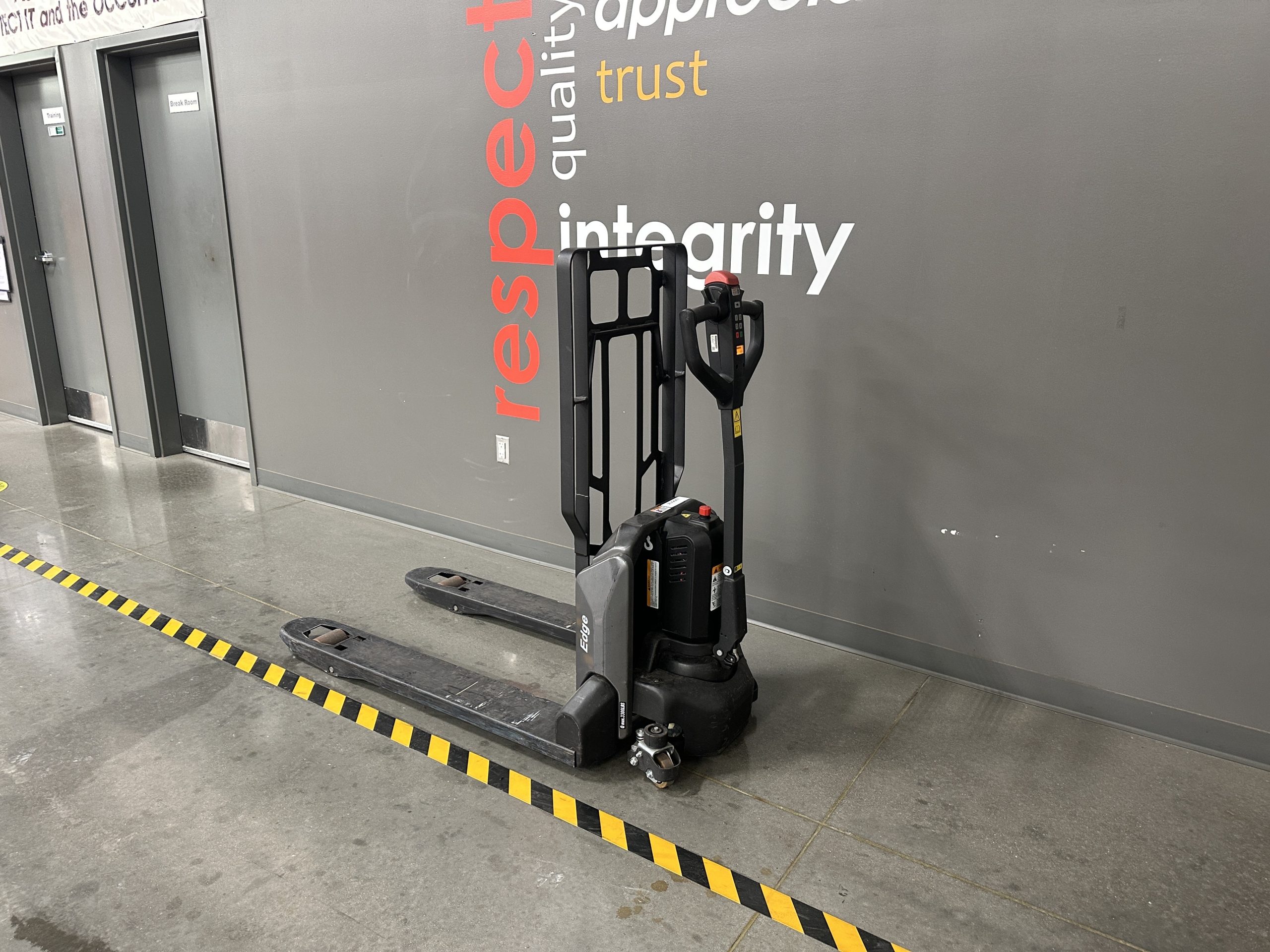 RAYMOND 3,300 LBS. CAPACITY ELECTRIC PALLET JACK 4 RAYMOND 3,300 LBS. CAPACITY ELECTRIC PALLET JACK - Image 4