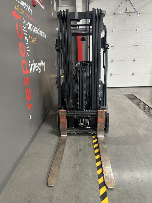 TOYOTA 4,000 LBS CAPACITY ELECTRIC FORKLIFT - Image 4