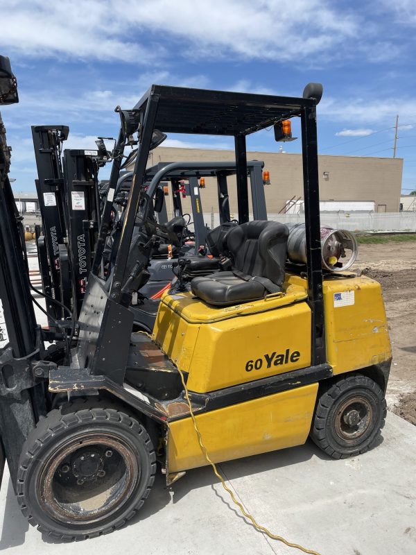 TOYOTA 6,000 LBS. CAPACITY PNEUMATIC TIRED FORKLIFT - LTCenter