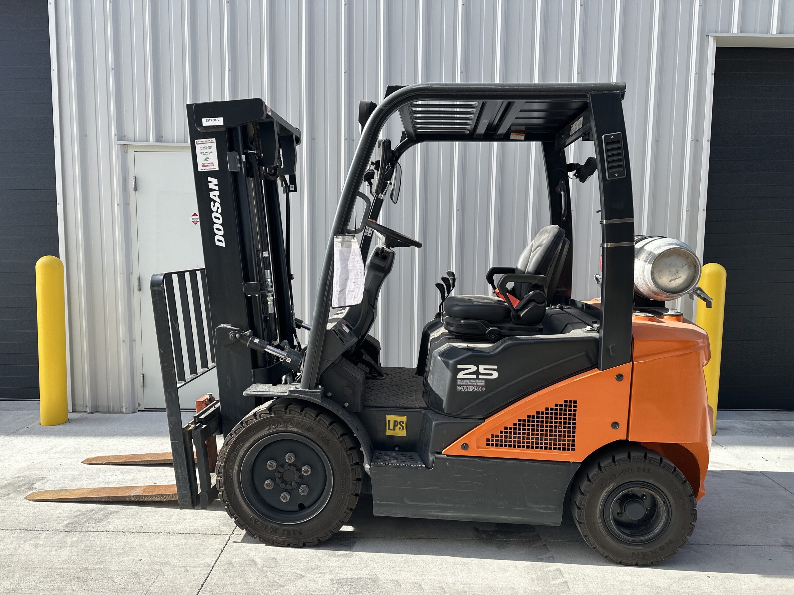 Featured image for “DOOSAN 5,000 LBS. CAPACITY PNEUMATIC TIRED FORKLIFT”