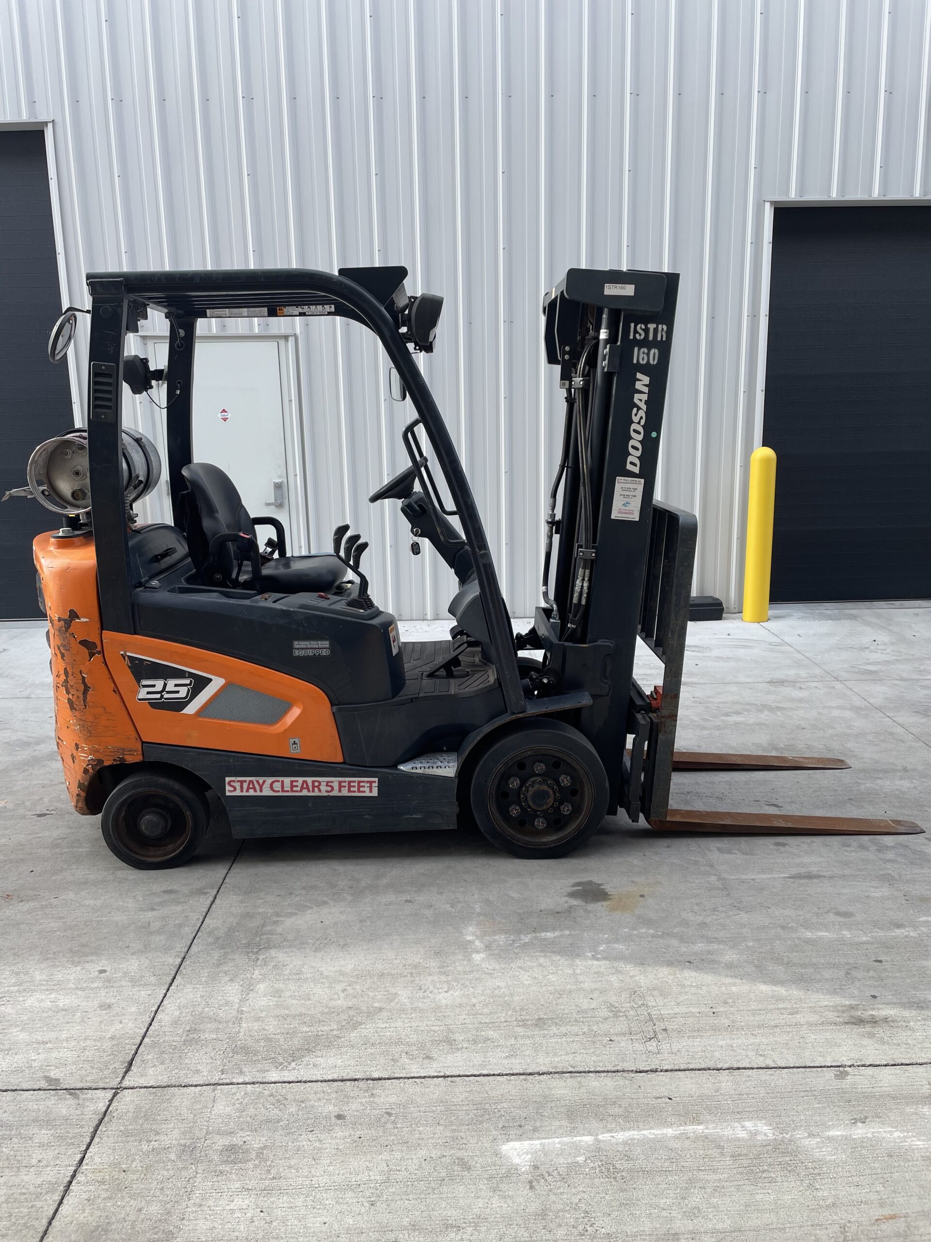 Featured image for “DOOSAN 5,000 LBS. CAPACITY CUSHION TIRED FORKLIFT”
