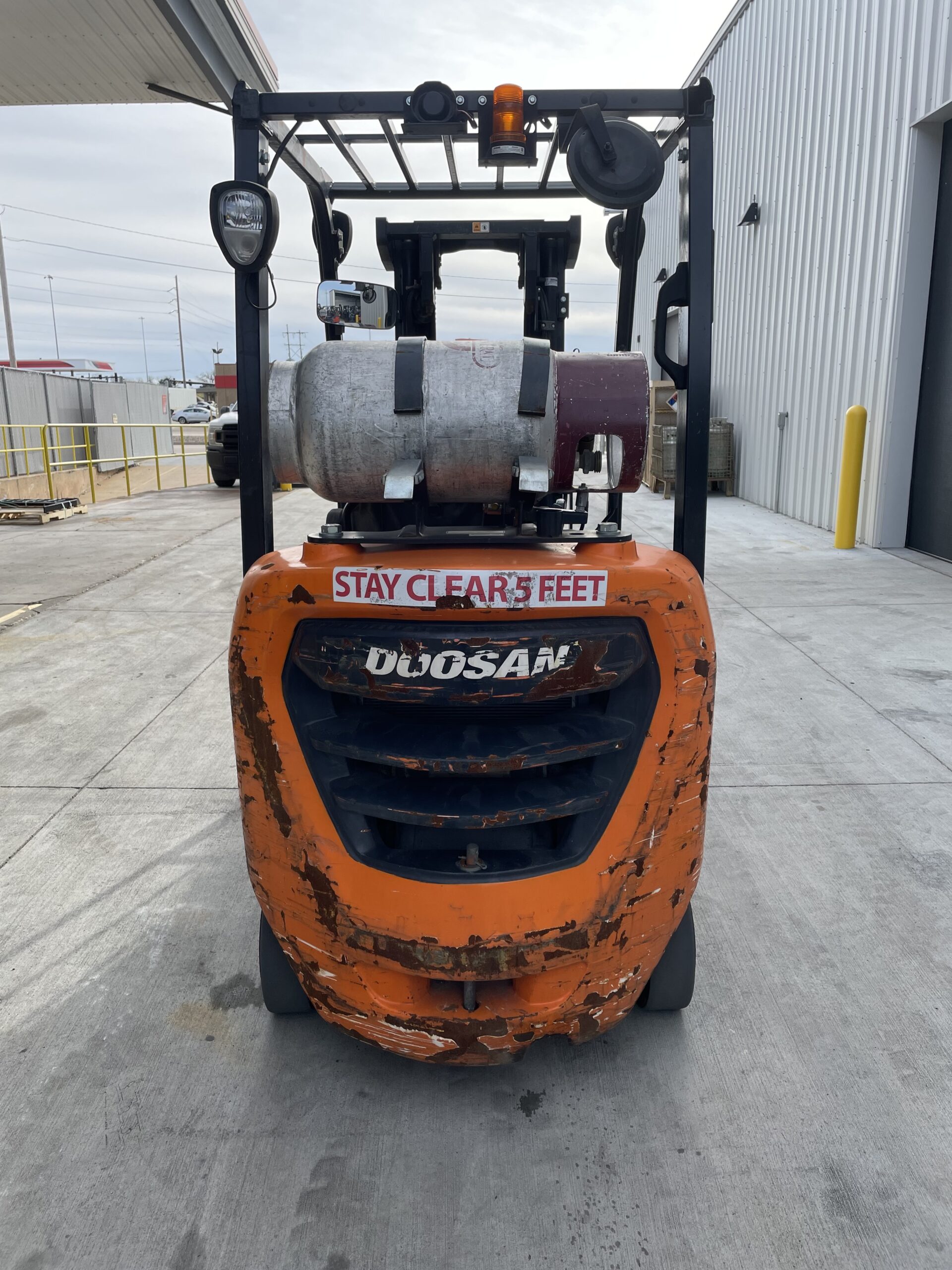 DOOSAN 5,000 LBS. CAPACITY CUSHION TIRED FORKLIFT 2 DOOSAN 5,000 LBS. CAPACITY CUSHION TIRED FORKLIFT - Image 2