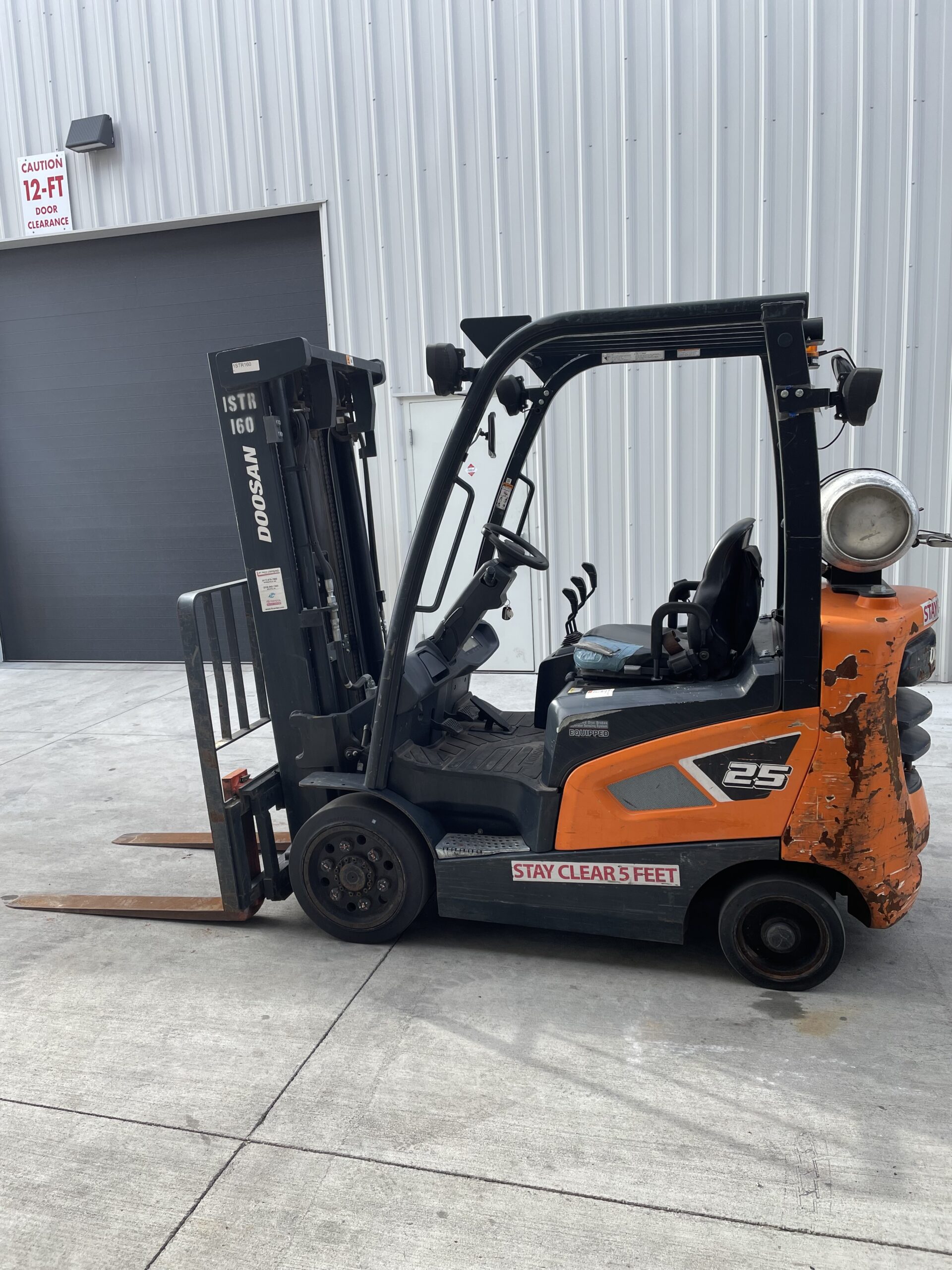DOOSAN 5,000 LBS. CAPACITY CUSHION TIRED FORKLIFT 4 DOOSAN 5,000 LBS. CAPACITY CUSHION TIRED FORKLIFT - Image 4