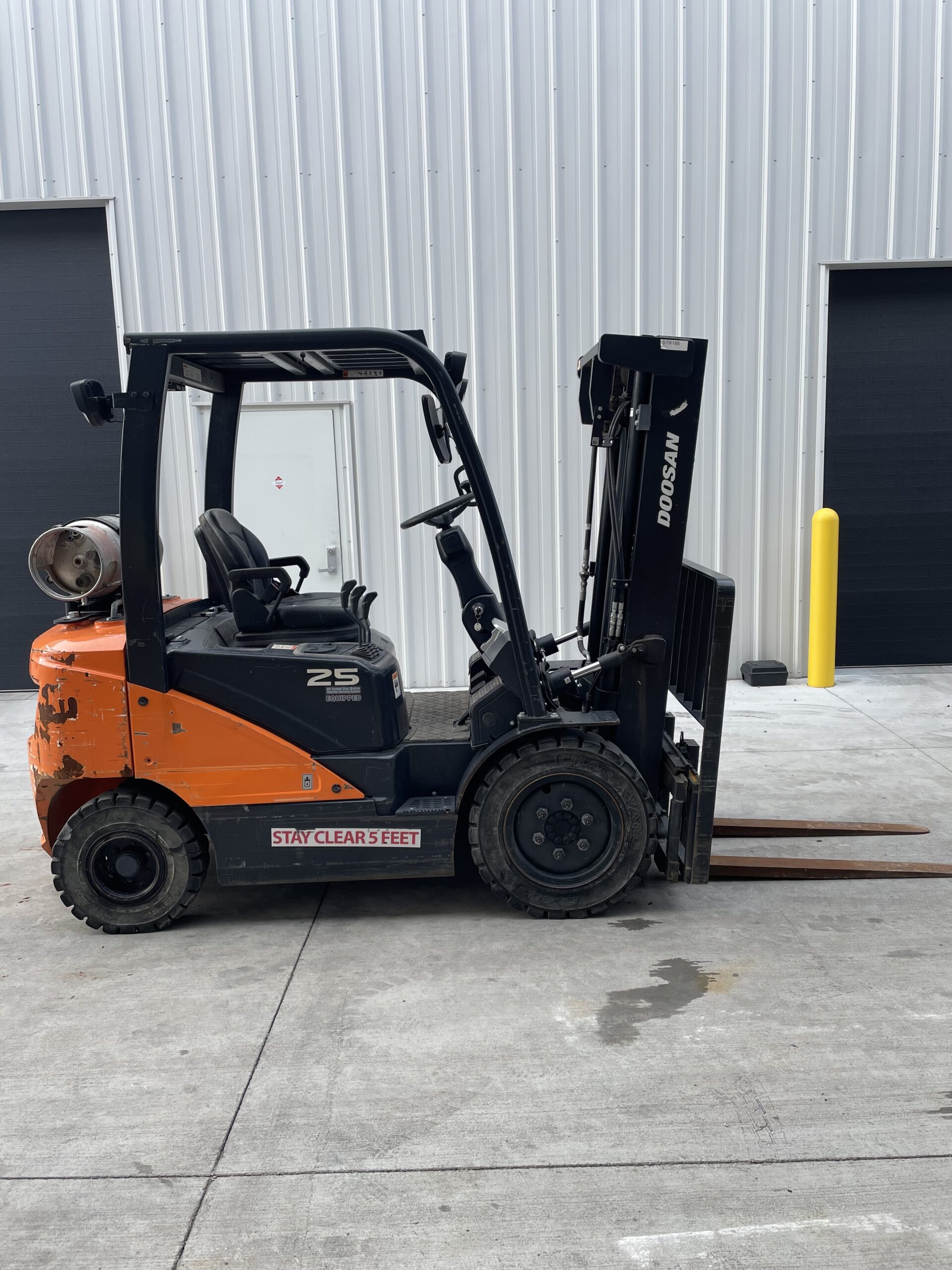 Featured image for “DOOSAN 5,000 LBS. CAPACITY PNEUMATIC TIRED FORKLIFT”