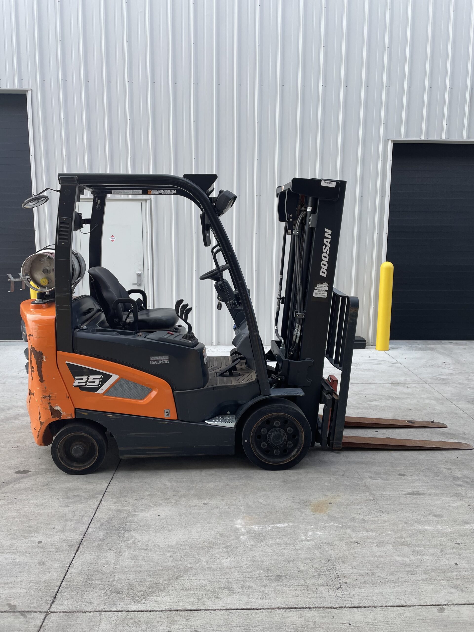 DOOSAN 5,000 LBS. CAPACITY CUSHION TIRED FORKLIFT 2 DOOSAN 5,000 LBS. CAPACITY CUSHION TIRED FORKLIFT - Image 2