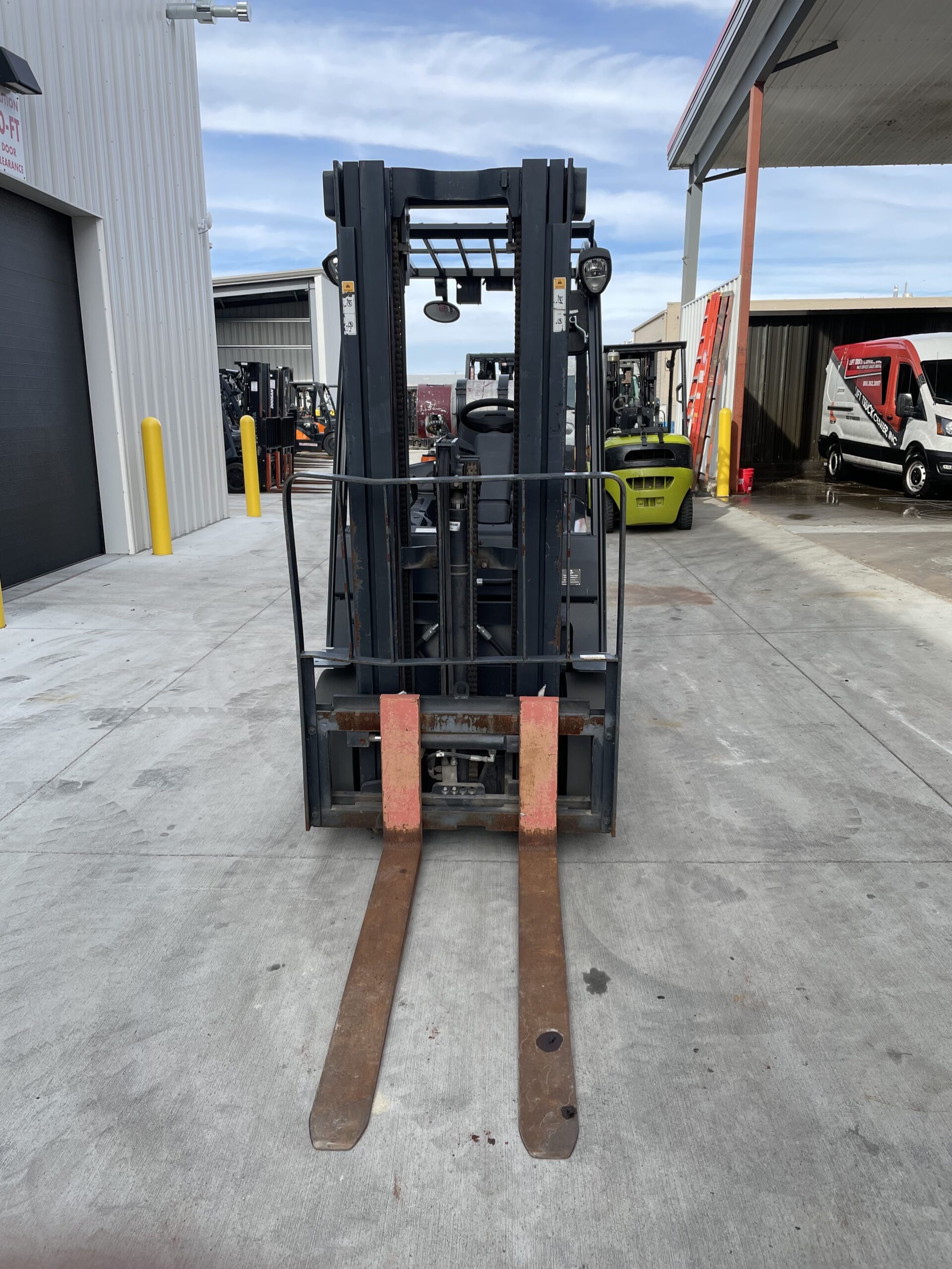 DOOSAN 5,000 LBS. CAPACITY CUSHION TIRED FORKLIFT 4 DOOSAN 5,000 LBS. CAPACITY CUSHION TIRED FORKLIFT - Image 4