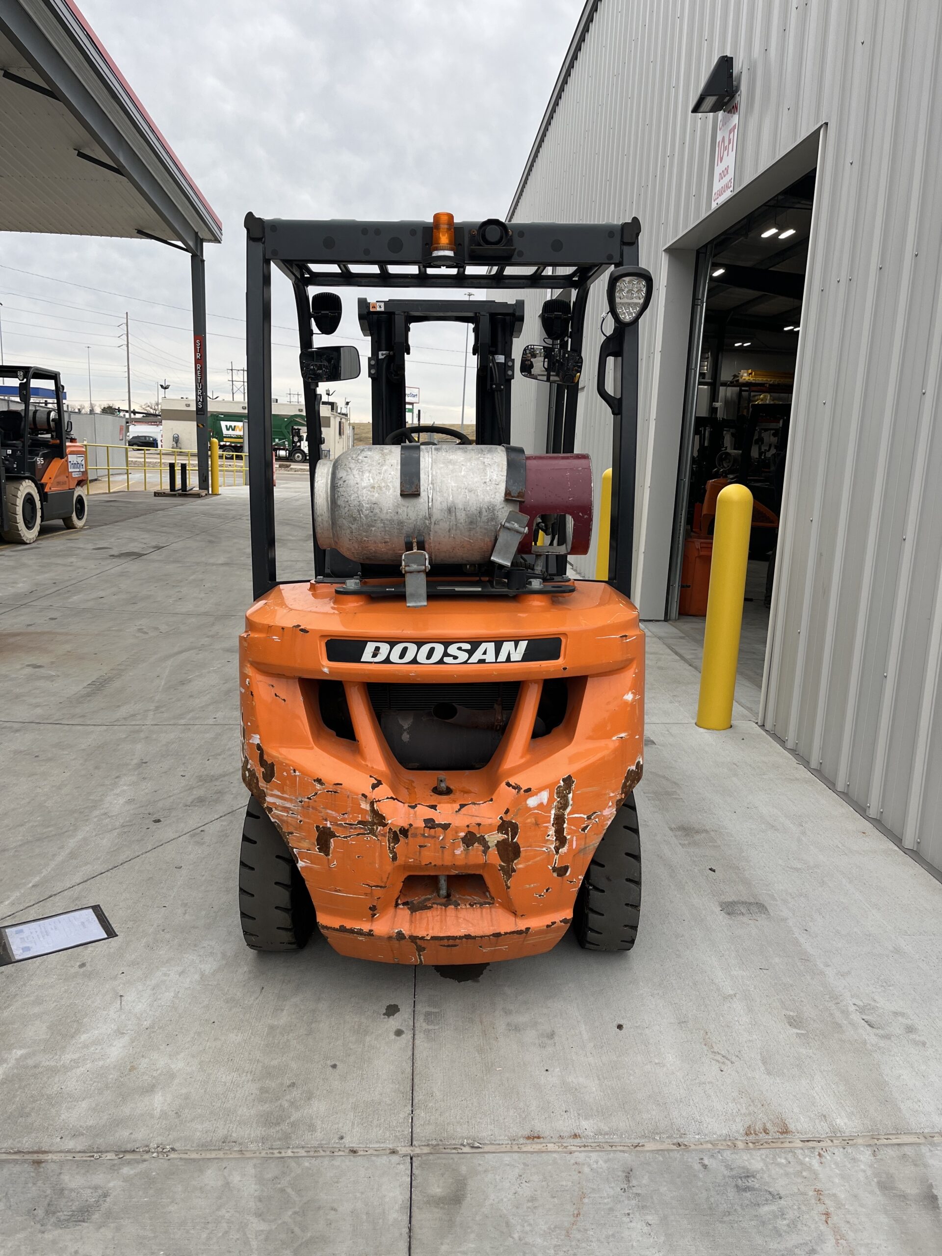 DOOSAN 5,000 LBS. CAPACITY PNEUMATIC TIRED FORKLIFT 2 DOOSAN 5,000 LBS. CAPACITY PNEUMATIC TIRED FORKLIFT - Image 2