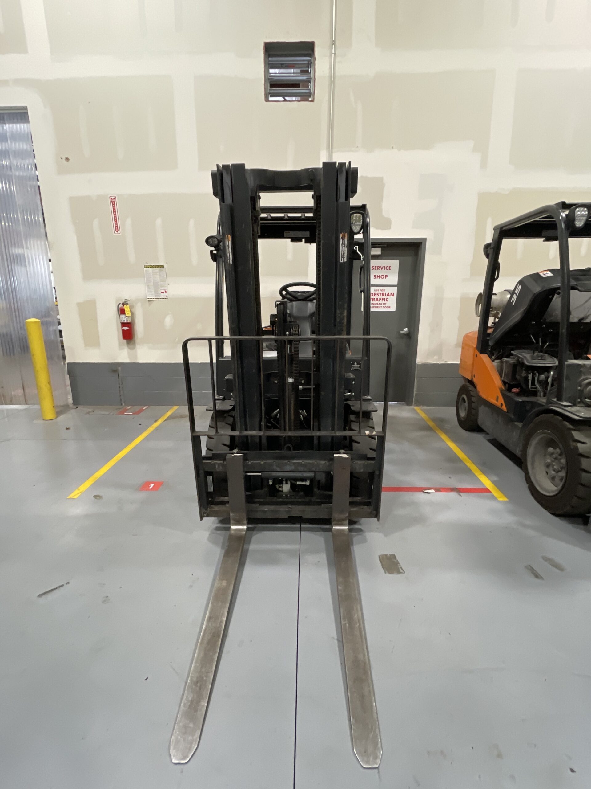 DOOSAN 5,000 LBS. CAPACITY PNEUMATIC TIRED FORKLIFT 3 DOOSAN 5,000 LBS. CAPACITY PNEUMATIC TIRED FORKLIFT - Image 3