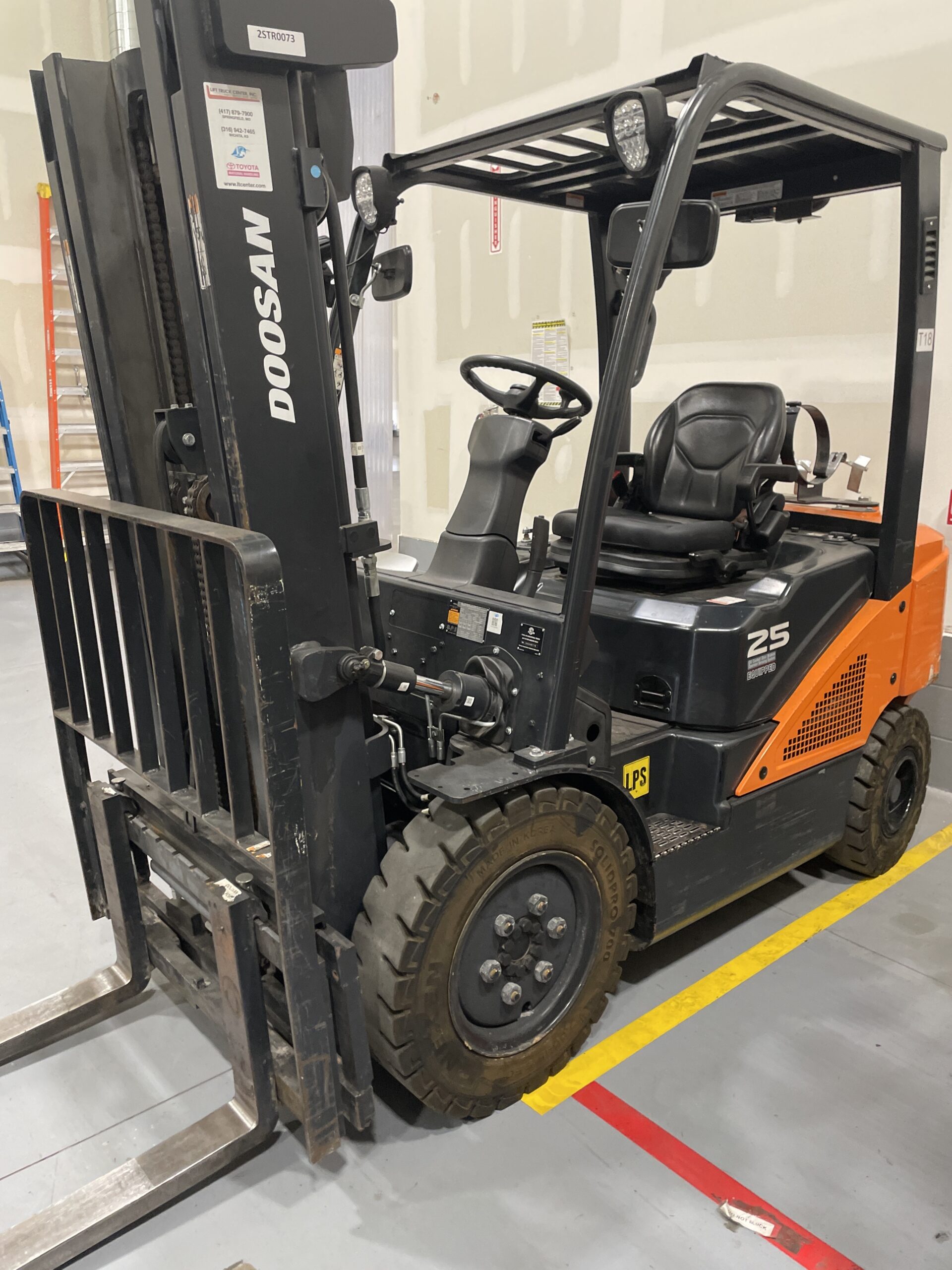 DOOSAN 5,000 LBS. CAPACITY PNEUMATIC TIRED FORKLIFT 2 DOOSAN 5,000 LBS. CAPACITY PNEUMATIC TIRED FORKLIFT - Image 2
