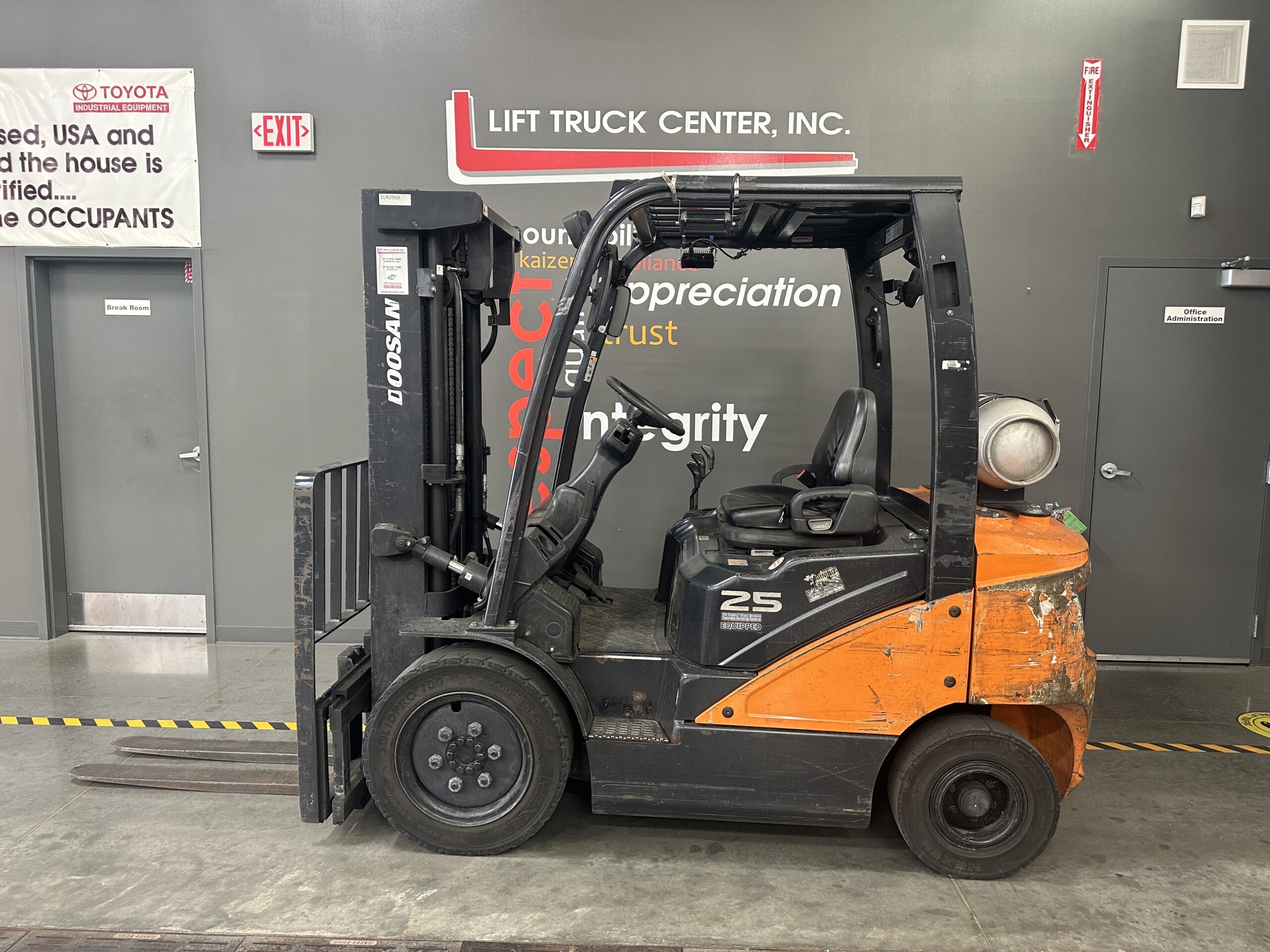 Featured image for “DOOSAN 5,000 LBS. CAPACITY PNEUMATIC TIRED FORKLIFT”